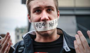 A man gestures during a protest in Moscow on August 26, 2017. Nearly 1,000 Russians protested during a demonstration against the intensification of surveillance and restrictions on the Internet, marked by at least eight arrests.