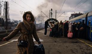 Irpin, Ukraine – March 4, 2022 – Civilians rush to board a train as the sounds of battle draw closer to the city of Irpin. Image credit: Marcus Yam / Contributor, Getty Images